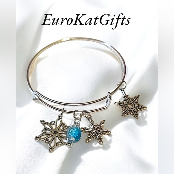 CUTE Snowflake Silver Charm Bangle Bracelet with Blue charm. NEW Handmade - Picture 1 of 7